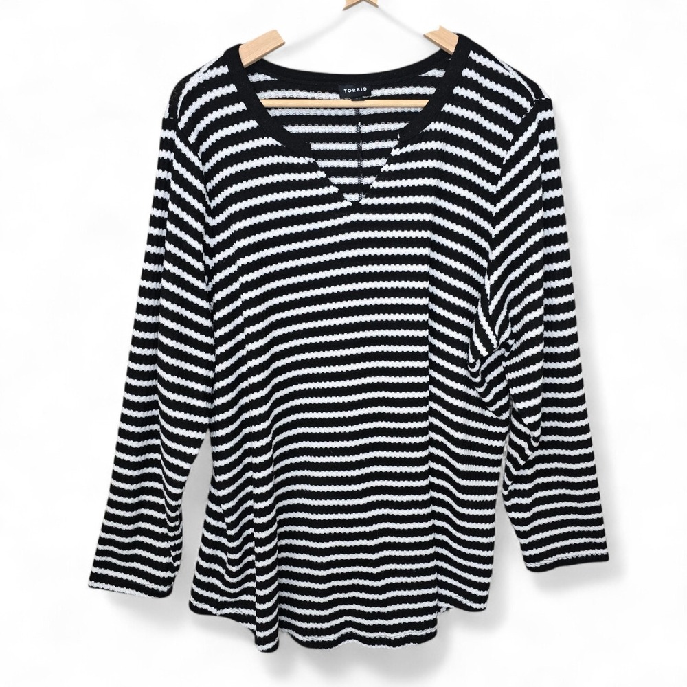 Torrid Top Womens 3 US Plus 3X Black White Striped V Neck Knit Pullover Casual